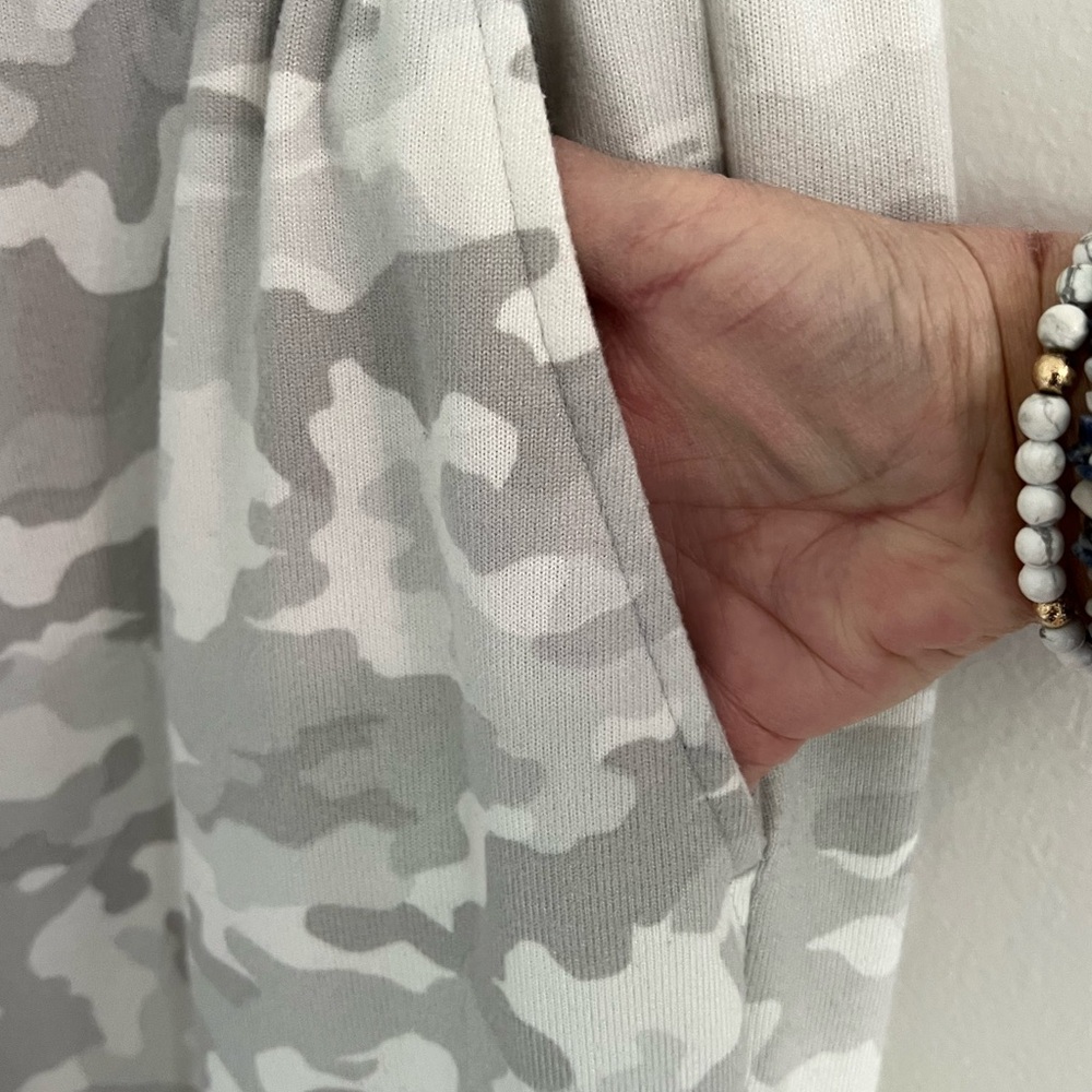 Time and Tru Gray and White Camouflage Sweatpants Relaxed Fit - Picture 6 of 9